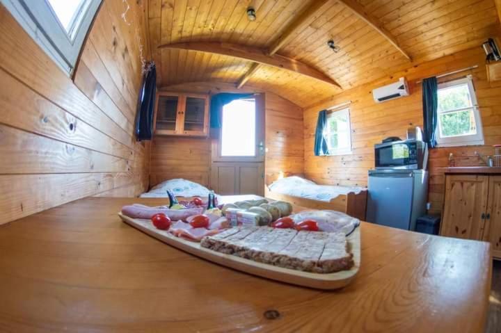 Vila Roulotte Et Jacuzzi De Rachel Au Domaine Du Reuze Winnezeele Exteriér fotografie